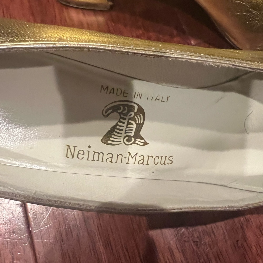 Vintage/Antique Neiman Marcus Gold and Silver Dress pumps - Picture 3 of 6